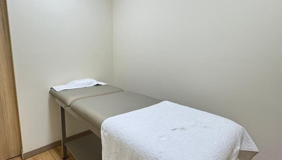 Sala de tratamiento en Nudeskinwaxing, Medellín, Antioquia, CO, lista para servicios de bienestar.