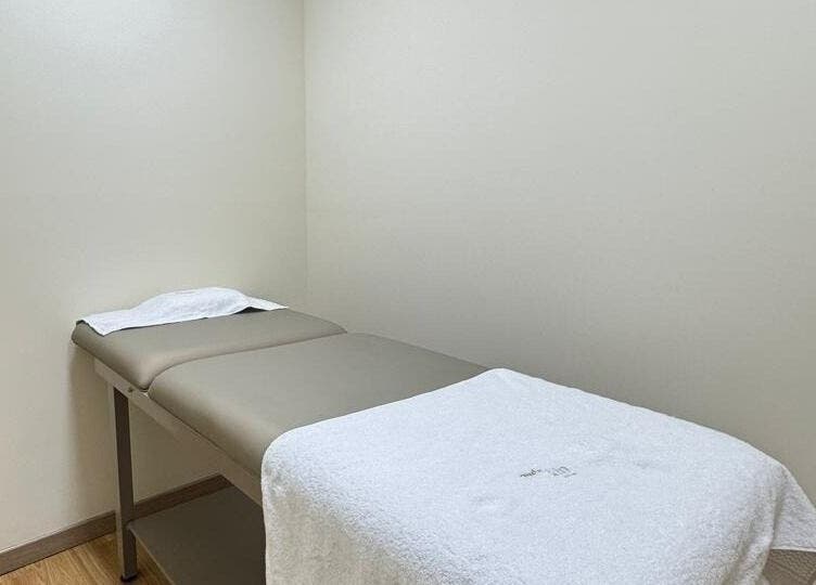 Sala de tratamiento en Nudeskinwaxing, Medellín, Antioquia, CO, lista para servicios de bienestar.