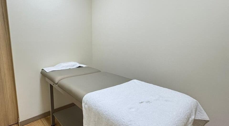 Sala de tratamiento en Nudeskinwaxing, Medellín, Antioquia, CO, lista para servicios de bienestar.