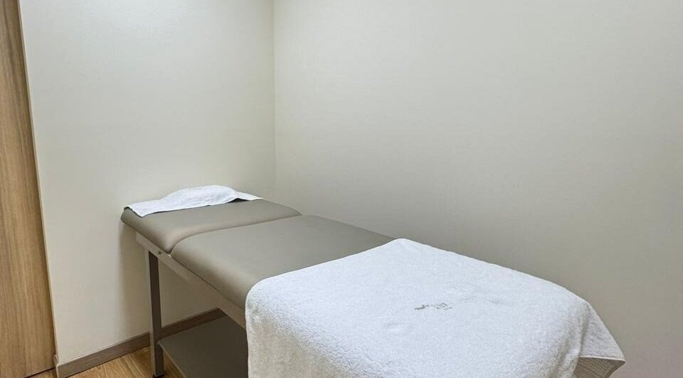 Sala de tratamiento en Nudeskinwaxing, Medellín, Antioquia, CO, lista para servicios de bienestar.