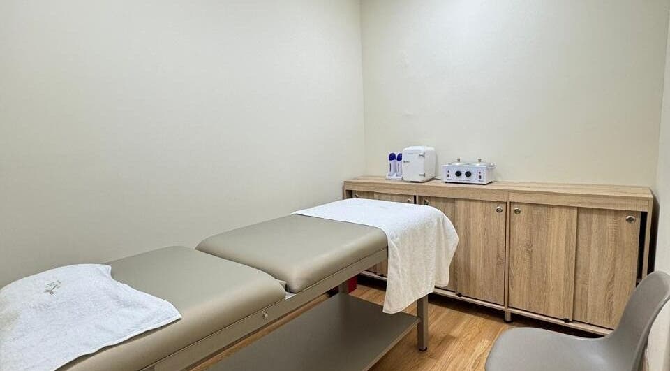 Sala de tratamiento en Nudeskinwaxing, Medellín, Antioquia, CO, con mesa de masaje y mobiliario moderno.