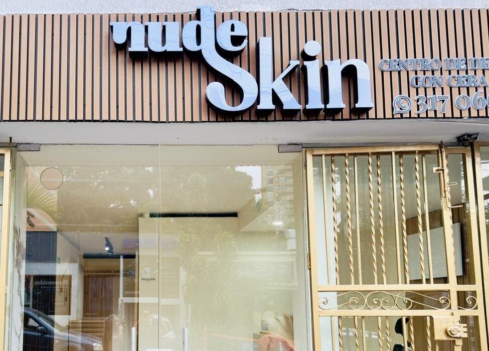 Fachada de Nudeskinwaxing en Medellín, Antioquia, CO, mostrando puerta dorada y letrero elegante.