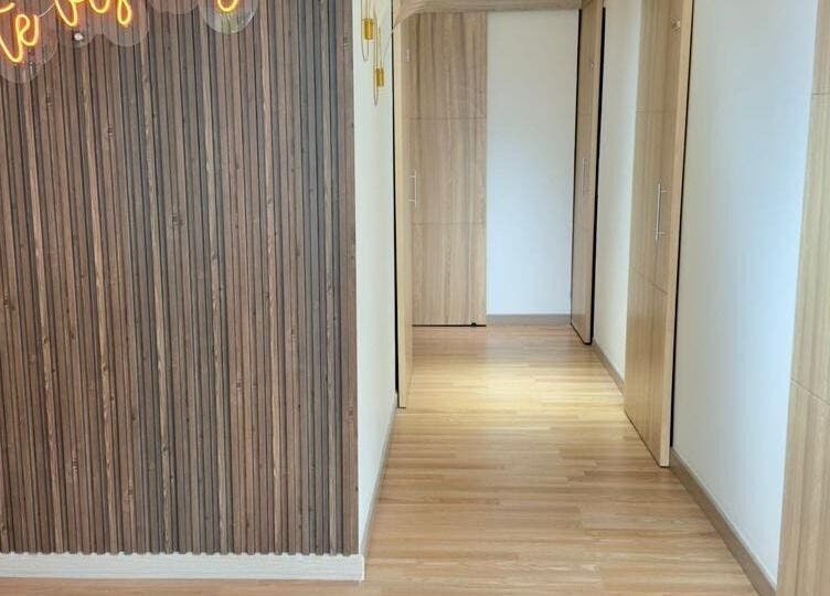 Pasillo elegante de madera en Nudeskinwaxing, Medellín, Antioquia, CO.