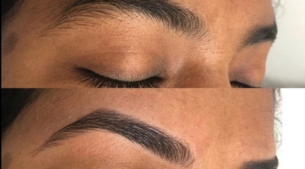 Eyebrow shaping before and after at Brow Art 23, Reisterstown, Maryland, US showcasing natural finish.