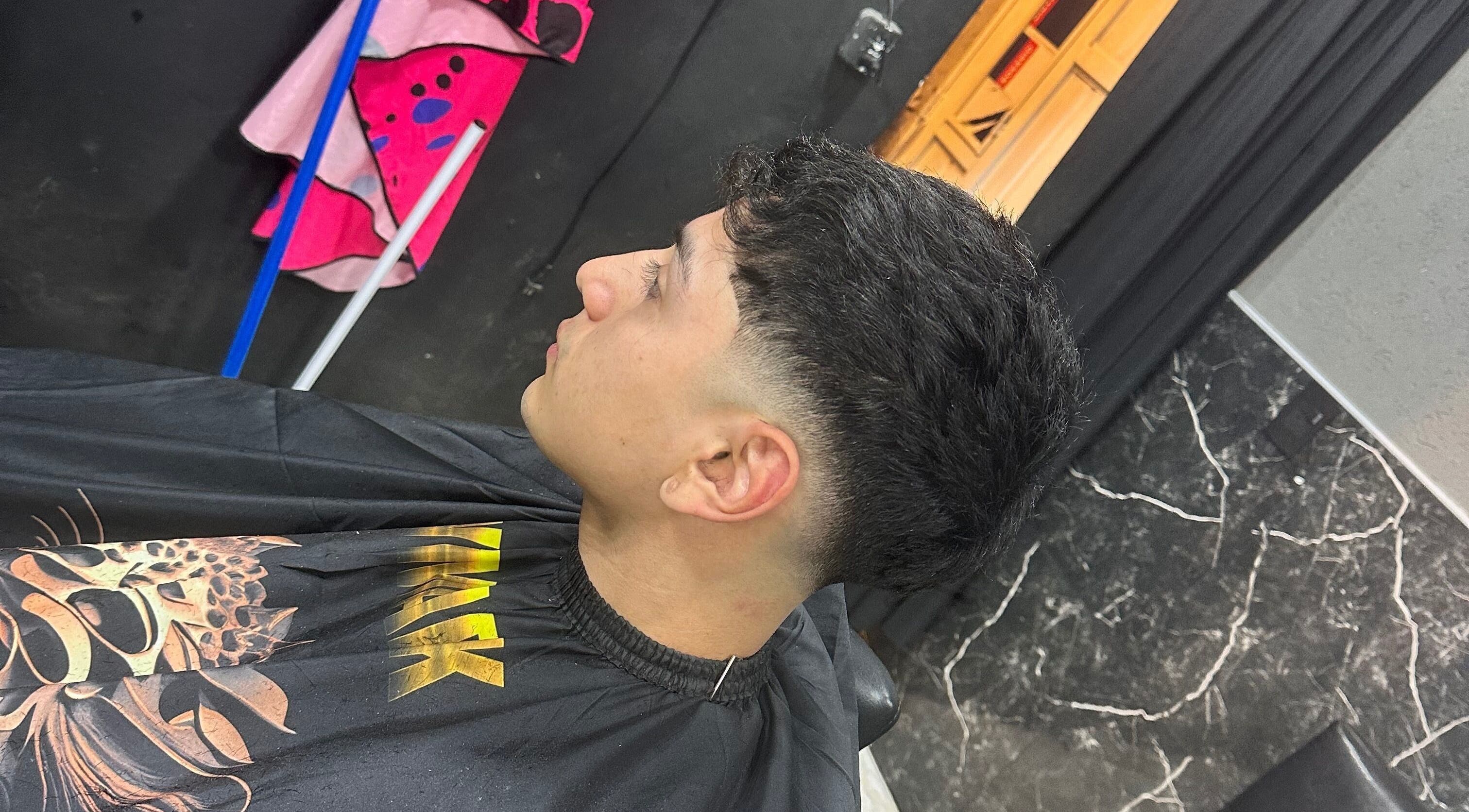 Cliente con moderno corte de cabello en Fabribarber, Rosario, Santa Fe, AR.