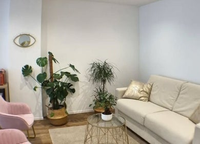 Area relax elegante con divano e piante da Monica Mendoza, Milano, Lombardia, IT.