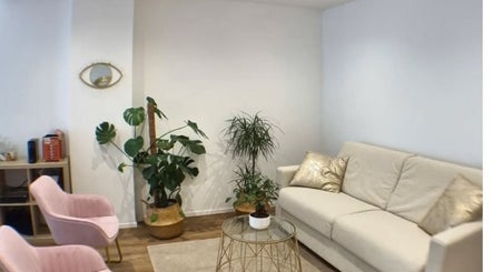 Area relax elegante con divano e piante da Monica Mendoza, Milano, Lombardia, IT.