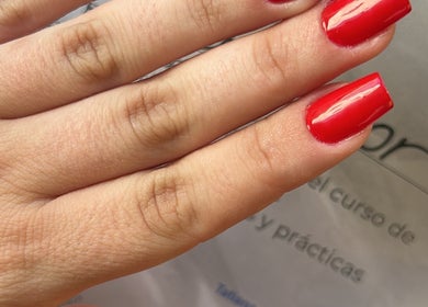 Manicura esmaltada en rojo en D’Studio✨, El Médano, Canarias, ES.