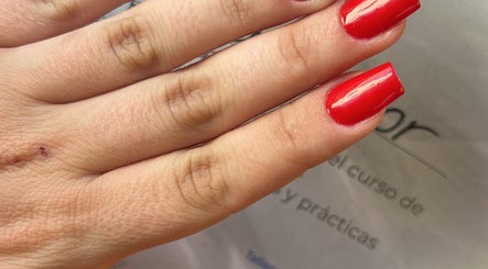 Manicura esmaltada en rojo en D’Studio✨, El Médano, Canarias, ES.