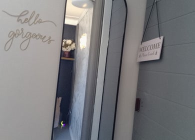 Entrance to Twin Glam with 'Hello Gorgeous' sign, Cape Town, Western Cape, ZA.