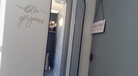 Entrance to Twin Glam with 'Hello Gorgeous' sign, Cape Town, Western Cape, ZA.