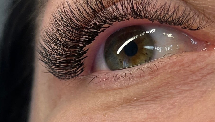 Zbliżenie na piękne przedłużane rzęsy w Mocca | beauty place, Lublin, Województwo Lubelskie, PL.