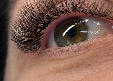 Zbliżenie na piękne przedłużane rzęsy w Mocca | beauty place, Lublin, Województwo Lubelskie, PL.