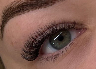 Zbliżenie na przedłużane rzęsy w Mocca | beauty place, Lublin, Województwo Lubelskie, PL.