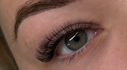 Zbliżenie na przedłużane rzęsy w Mocca | beauty place, Lublin, Województwo Lubelskie, PL.