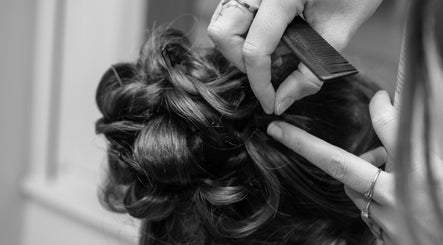 Coiffure chignon en création à L'instant Cindy, Jouet-sur-l'aubois, Centre-val De Loire, FR.