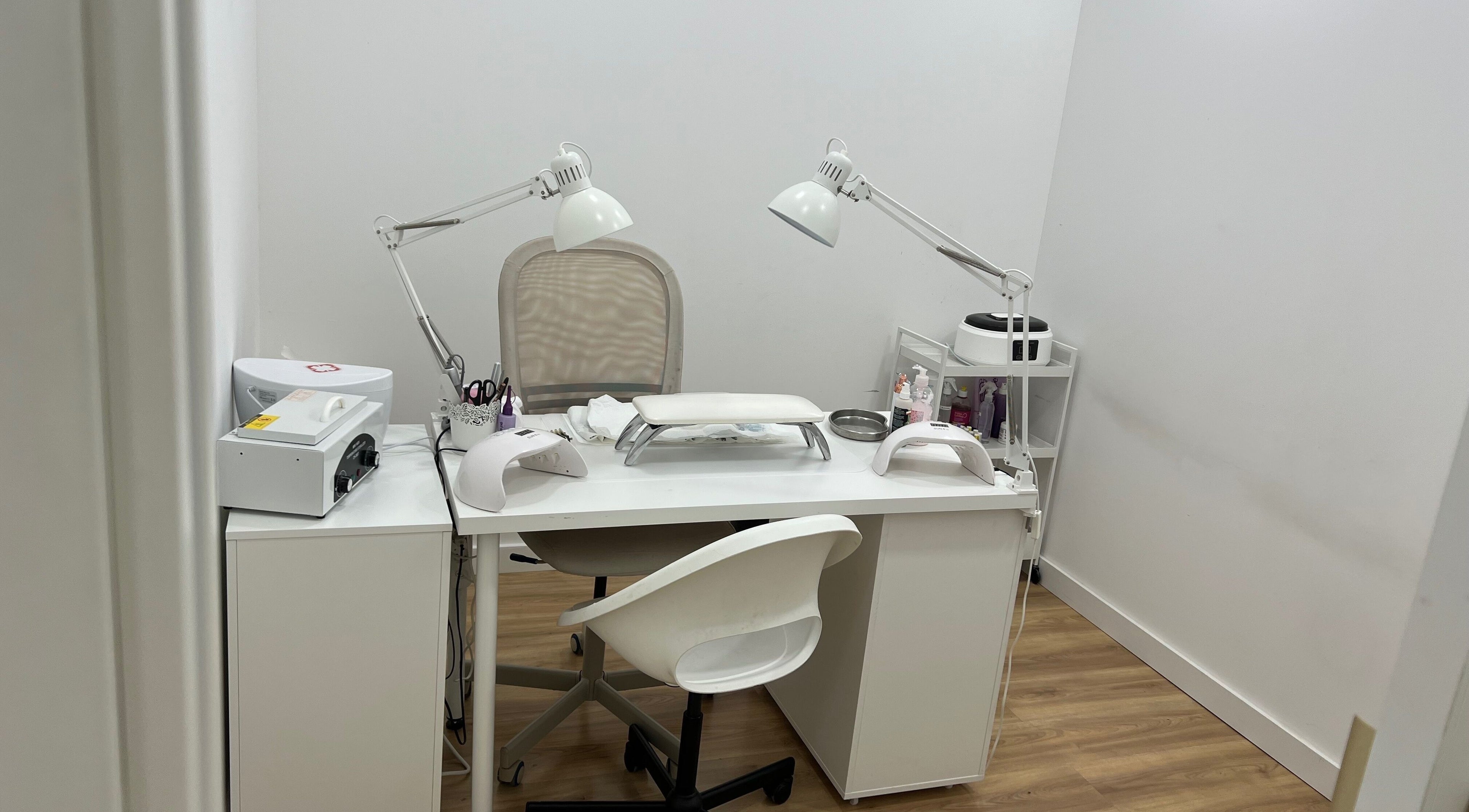 Área de manicure na Islene Marques em Lisboa, Lisboa, PT. Espaço moderno e bem equipado.