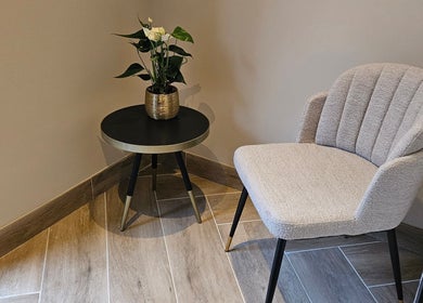 Knusse hoek met stoel en tafel bij Adore beauty&skin, Wijchen, Gelderland, NL.