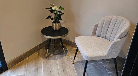 Knusse hoek met stoel en tafel bij Adore beauty&skin, Wijchen, Gelderland, NL.