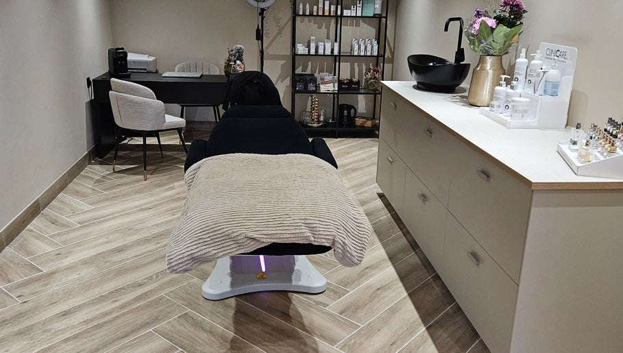 Wellnessruimte bij Adore beauty&skin in Wijchen, Gelderland, NL met behandeltafel en verzorgingsproducten.