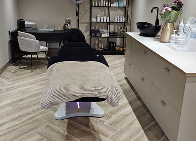 Wellnessruimte bij Adore beauty&skin in Wijchen, Gelderland, NL met behandeltafel en verzorgingsproducten.