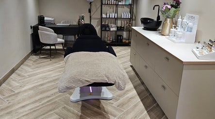 Wellnessruimte bij Adore beauty&skin in Wijchen, Gelderland, NL met behandeltafel en verzorgingsproducten.