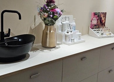 Stijlvolle wastafel en verzorgingsproducten bij Adore beauty&skin in Wijchen, Gelderland, NL.