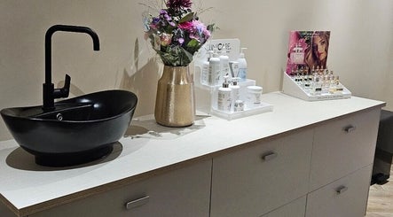 Stijlvolle wastafel en verzorgingsproducten bij Adore beauty&skin in Wijchen, Gelderland, NL.