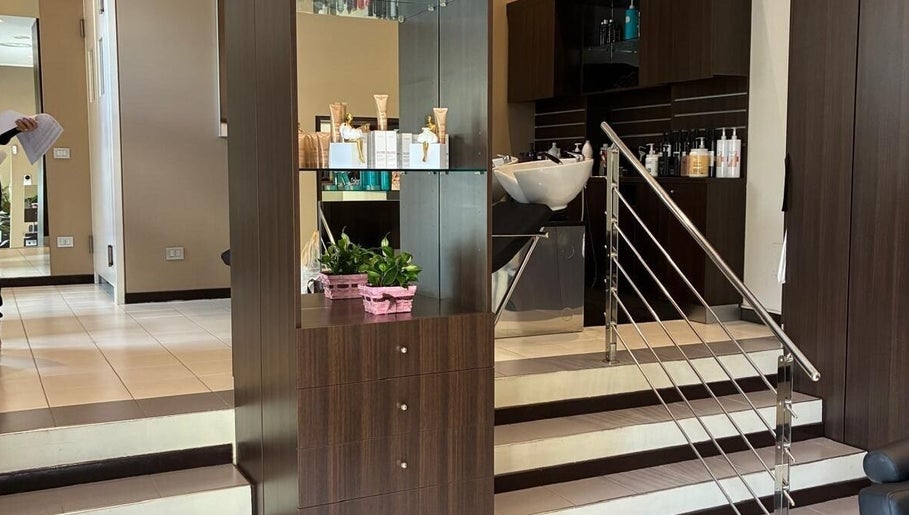 Interno moderno di Louis Martinez Atelier a Milano, Lombardia, IT con arredi eleganti e prodotti di bellezza.