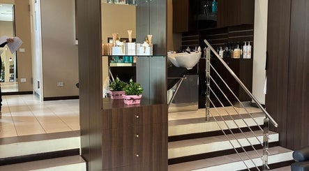 Interno moderno di Louis Martinez Atelier a Milano, Lombardia, IT con arredi eleganti e prodotti di bellezza.