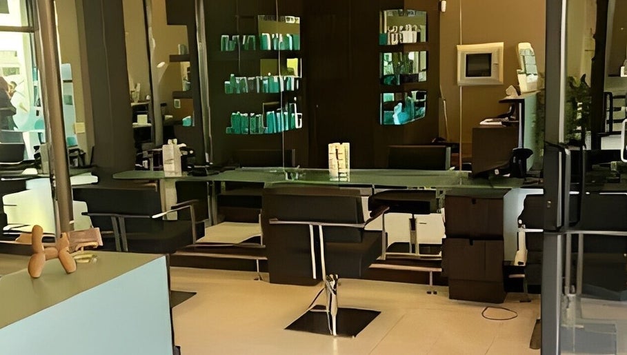 Interno del salone moderno di Louis Martinez Atelier a Milano, Lombardia, IT