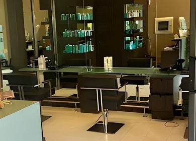 Interno del salone moderno di Louis Martinez Atelier a Milano, Lombardia, IT