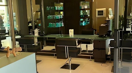 Interno del salone moderno di Louis Martinez Atelier a Milano, Lombardia, IT