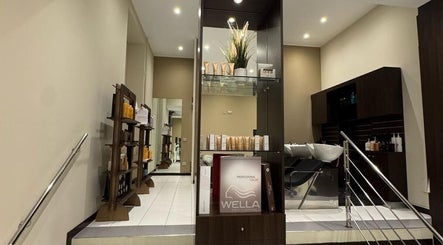 Interno sofisticato di Louis Martinez Atelier a Milano, Lombardia, IT. Prodotti di bellezza esposti.