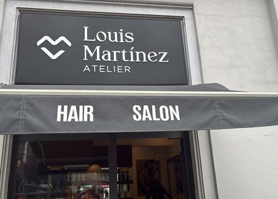 Ingresso di Louis Martinez Atelier a Milano, Lombardia, IT, sotto la tenda del salone.