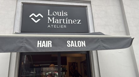 Ingresso di Louis Martinez Atelier a Milano, Lombardia, IT, sotto la tenda del salone.