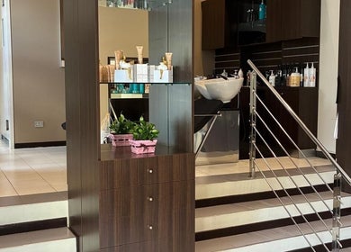 Interno elegante di Louis Martinez Atelier a Milano, Lombardia, IT con arredamenti moderni e accoglienti.