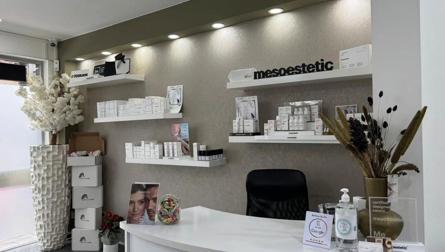 Verzorgingsproducten in Womencare, Antwerpen, Vlaanderen, BE. Elegante displays en rustgevende inrichting.