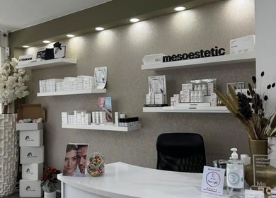 Verzorgingsproducten in Womencare, Antwerpen, Vlaanderen, BE. Elegante displays en rustgevende inrichting.