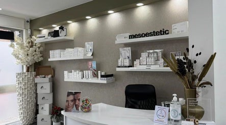 Verzorgingsproducten in Womencare, Antwerpen, Vlaanderen, BE. Elegante displays en rustgevende inrichting.