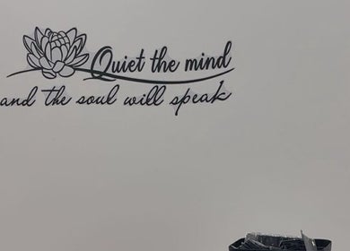 Kalmerende citaatmuur bij Womencare in Antwerpen, Vlaanderen, BE voor welzijn en rust.