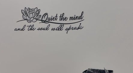 Kalmerende citaatmuur bij Womencare in Antwerpen, Vlaanderen, BE voor welzijn en rust.