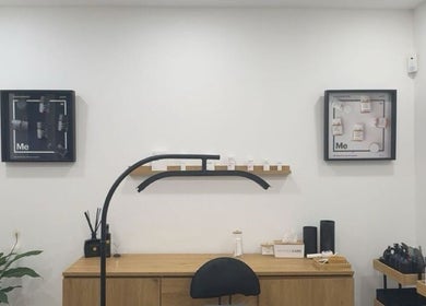 Stijlvol interieur bij Womencare in Antwerpen, Vlaanderen, BE met minimalistische decoratie en verzorgingsproducten.