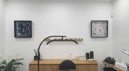 Stijlvol interieur bij Womencare in Antwerpen, Vlaanderen, BE met minimalistische decoratie en verzorgingsproducten.