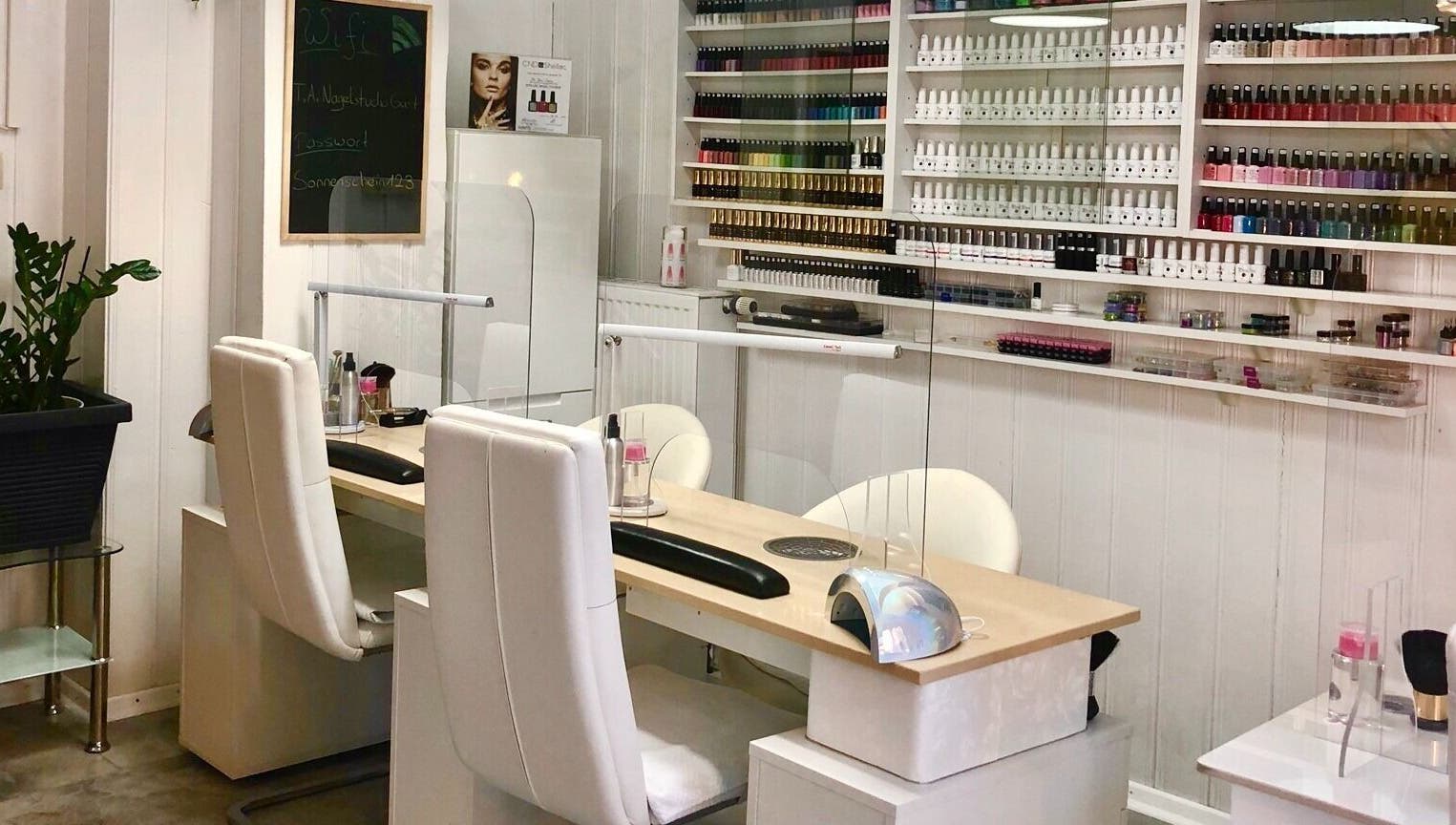 Innenansicht von T.A. Nagelstudio in Augsburg, Bayern, DE, mit modernen Nagellacktischen.