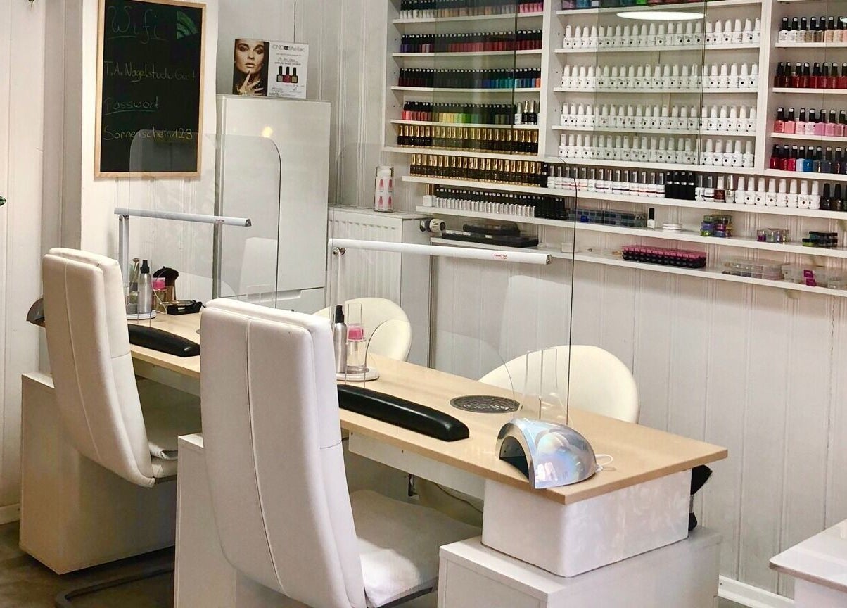 Innenansicht von T.A. Nagelstudio in Augsburg, Bayern, DE, mit modernen Nagellacktischen.