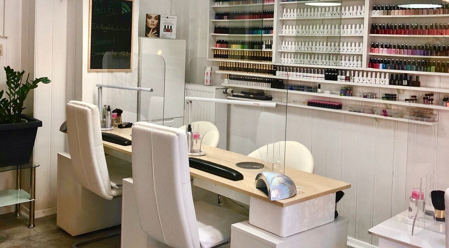Innenansicht von T.A. Nagelstudio in Augsburg, Bayern, DE, mit modernen Nagellacktischen.