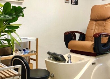 Pediküre-Sessel bei T.A. Nagelstudio, Augsburg, Bayern, DE, mit entspanntem Ambiente.