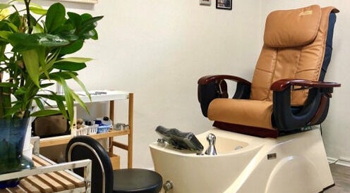 Pediküre-Sessel bei T.A. Nagelstudio, Augsburg, Bayern, DE, mit entspanntem Ambiente.