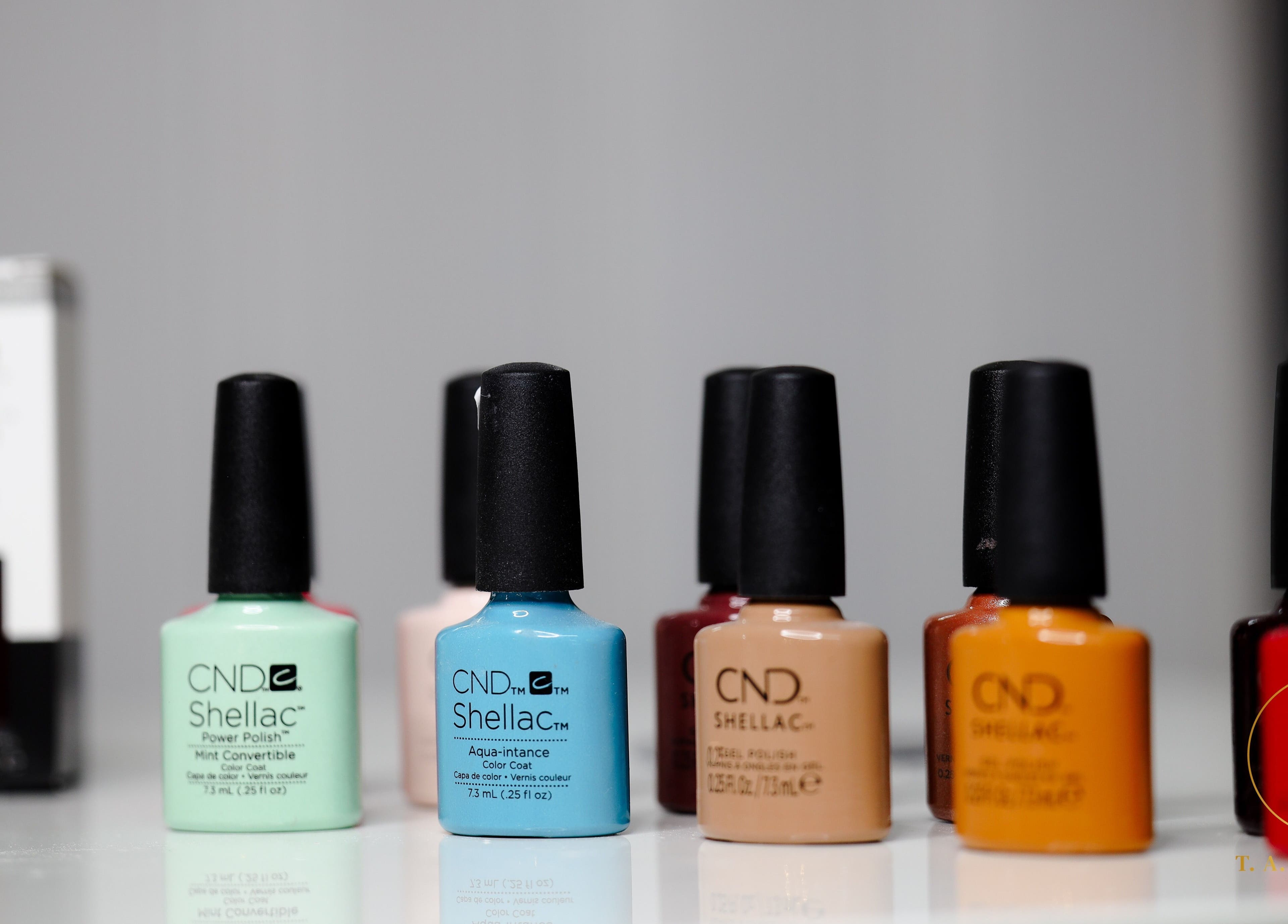 Bunte Nagellackflaschen bei T.A. Nagelstudio, Augsburg, Bayern, DE.